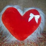 Rött hjärta med päls och vit båge
