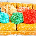 Krásné pletené polštáře na pohovce