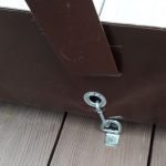 Yksi tapa kiinnittää PVC-verhot verannan lattiaan