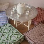 Négyzet alakú párnák a padlón egy kényelmes teapartiához