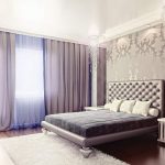 Design della camera da letto con tende di tessuto spesse