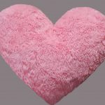 Furry růžové srdce ve tvaru polštáře
