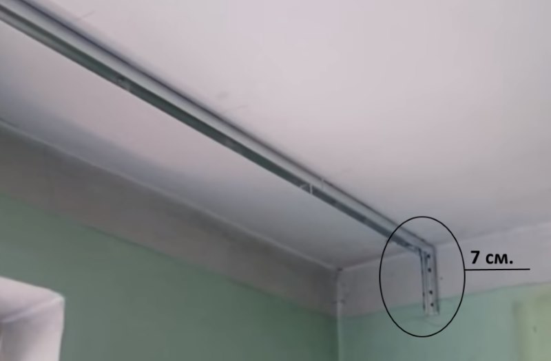 Installazione del profilo di base della nicchia del soffitto
