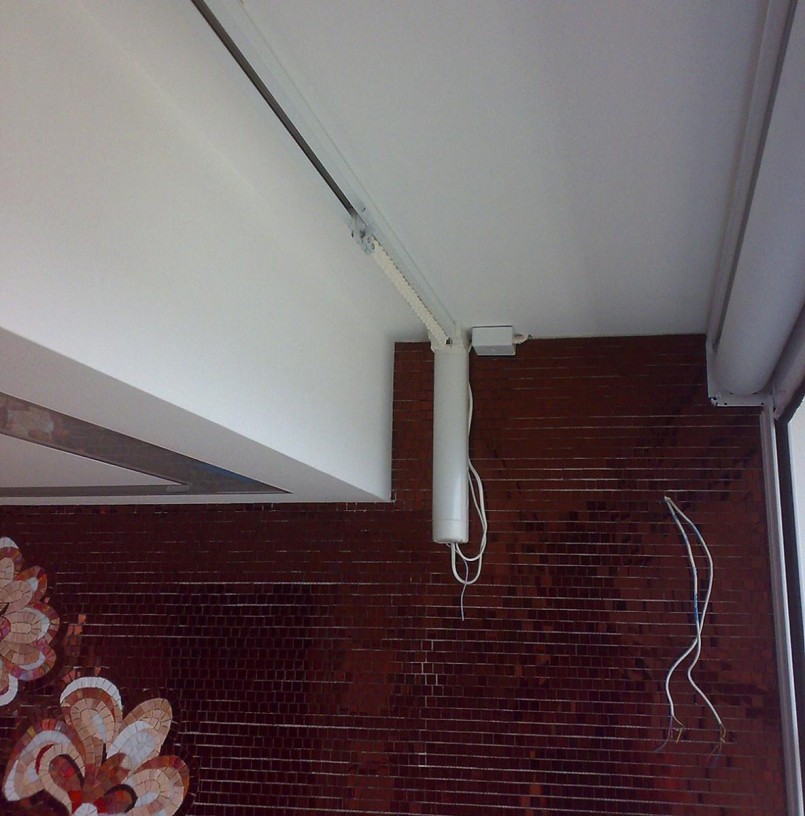 Bevestiging van de electrocreen in de nis van het plafond