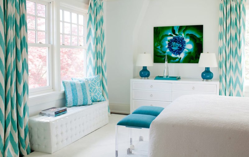 מילונות וילונות עם דפוסי גיאומטריים בחדר השינה הלבן
