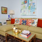 Set med ljust dekorativa kuddar på soffan