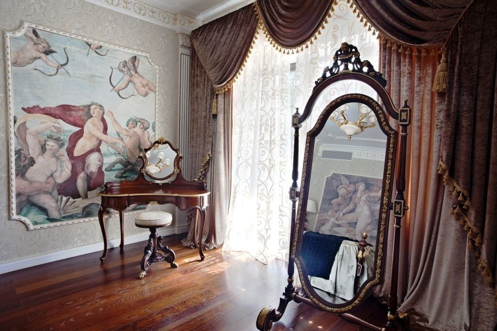 Miroir de sol dans une pièce avec des rideaux de velours