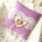 Jemný a krásný svatební polštář ve fialové barvě