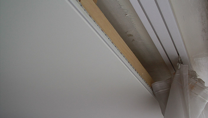 Kunststof gordijnrail voor gordijnen in de plafondnis