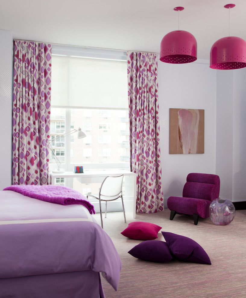 Warna yang berbeza ungu dalam reka bentuk satu bilik