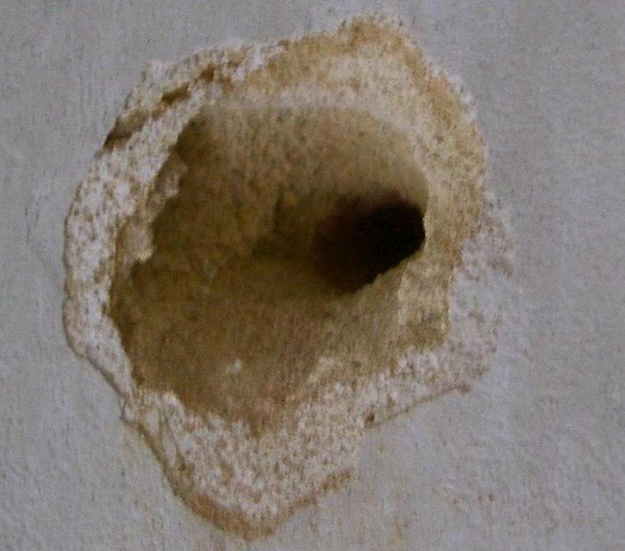 Hål under hylsan i en lös vägg
