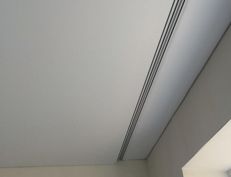 Kunststof profiel van de plafondlijst in de nis voor het raam