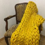 100-prosenttisesti keltaisesta villasta valmistettu suuri neulos on erittäin houkutteleva sisätiloissa