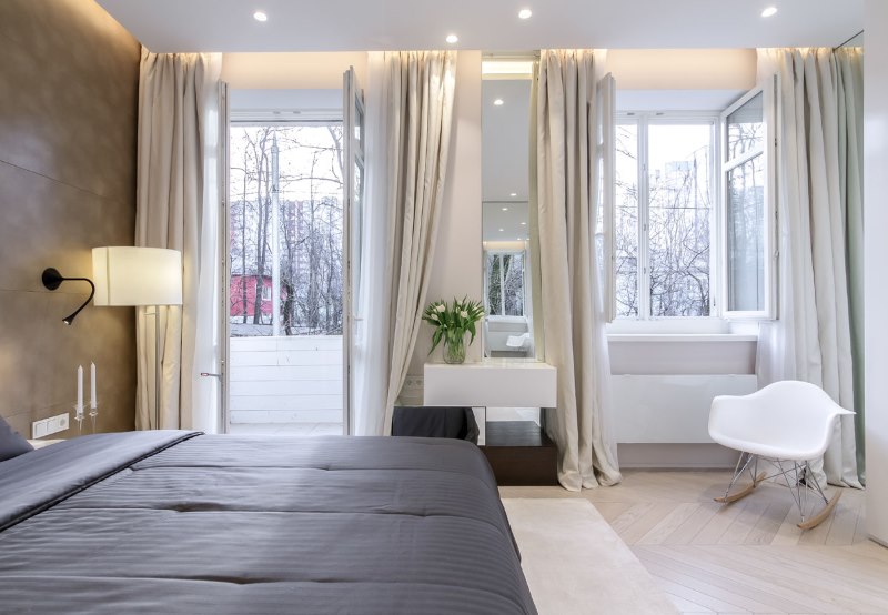 Vackert sovrum med gardiner på en dold kant