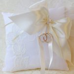 Cuscino decorativo da sposa color avorio