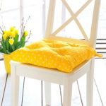 Žlutá židle polštář