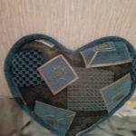 Kussen van meubelstof in de vorm van een hart
