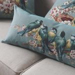 Cuscino con fiori e uccelli per l'interno del soggiorno in stile provenzale