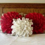 Cuscini a forma di fiori sul letto