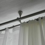 Fissaggio delle gronde tubolari sul soffitto del soggiorno