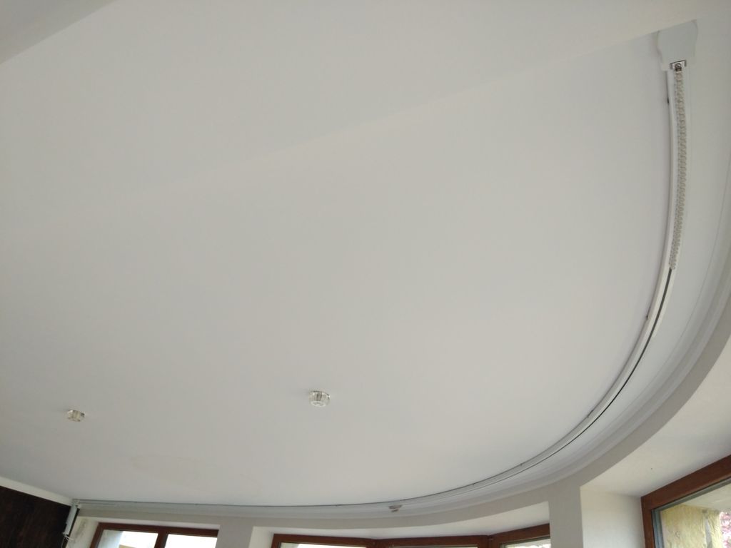 Elektrische gordijnrail met wit plafond