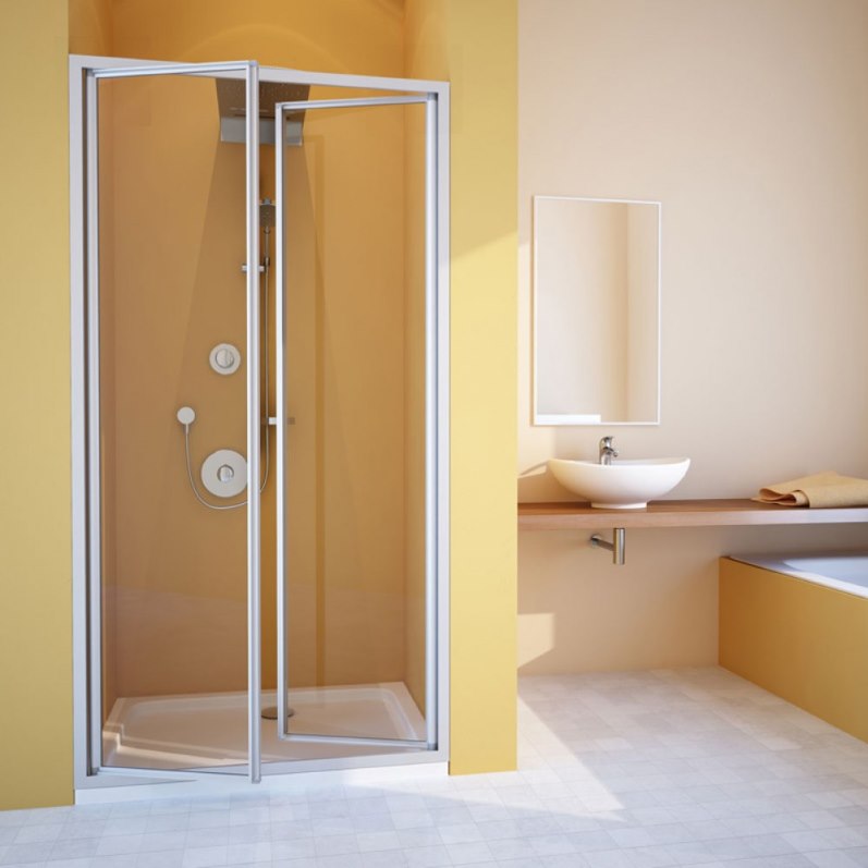 Douche avec rideaux coulissants dans une maison privée
