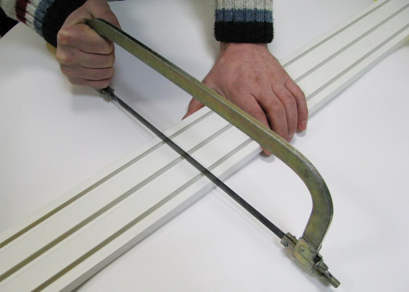 Couper des gouttières en plastique avec une scie à métaux