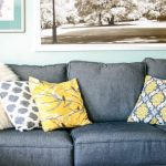 Cuscino multicolore su cuscini per divani