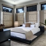 וילונות עשויים בד טבעי על חלונות חדר השינה