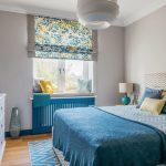 Sininen tekstiili makuuhuoneen suunnittelussa