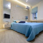 Seprai biru di atas katil besar