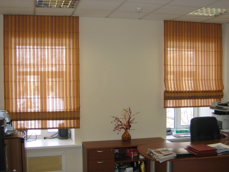 וילונות רומיים על החלונות במנהל המשרד