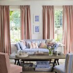 Růžová a modrá - kontrastní kombinace nábytku a textilu v obývacím pokoji
