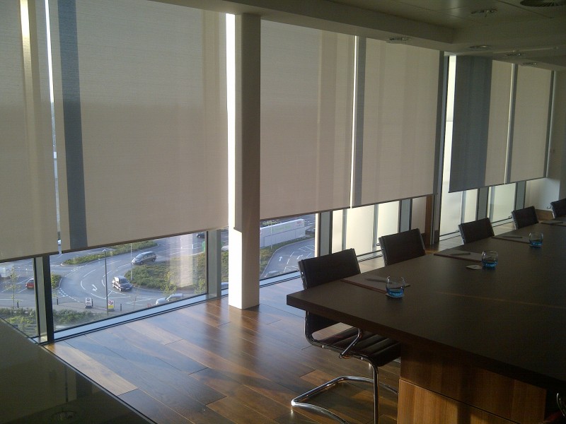 Könnyű hengerelt függönyök az irodában