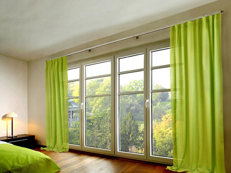 Ljusgröna gardiner på takskenorna med eldrift