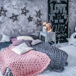 Grå och rosa ulldukar för ett modernt sovrum