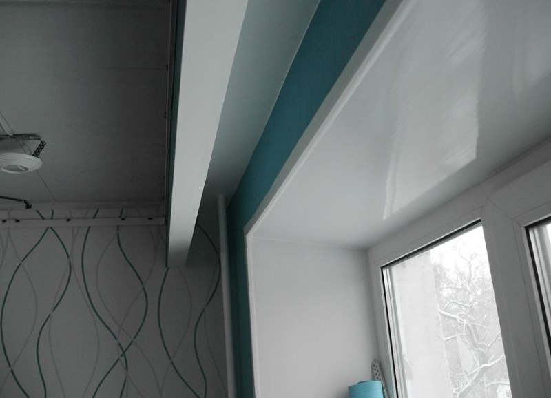 Foto av en nisch på vardagsrummet taket för dold installation av en gardinstav gardin