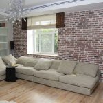 Muro di mattoni in camera con un divano