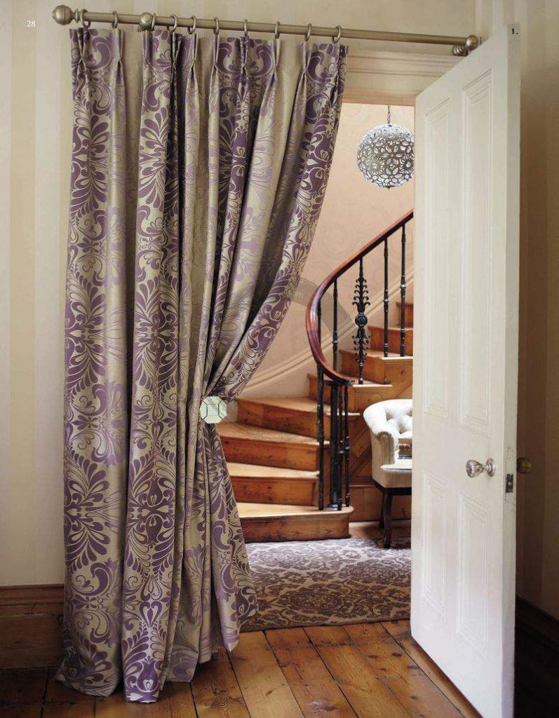 Tirai yang indah di pintu ke dewan dengan tangga