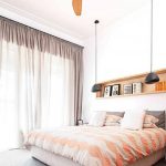 Csillár ventilátor az ágyon a hálószobában