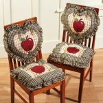 מושבים וכריות לבבות עם תפוחים
