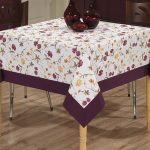 Tafelkleed met paarse rand voor een vierkante tafel