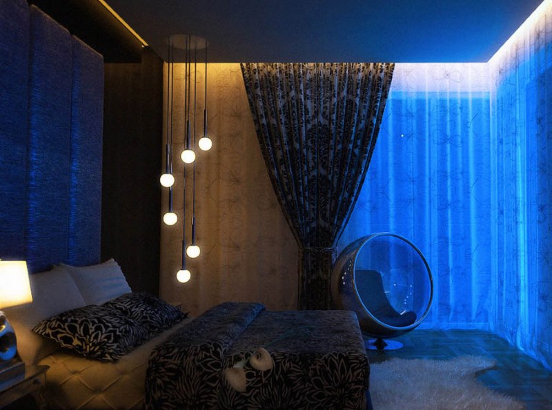 Nicchia illuminata con cornicione nascosto nella camera da letto