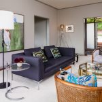 Moderní obývací pokoj s klasickým symetrickým uspořádáním dekoračních polštářů