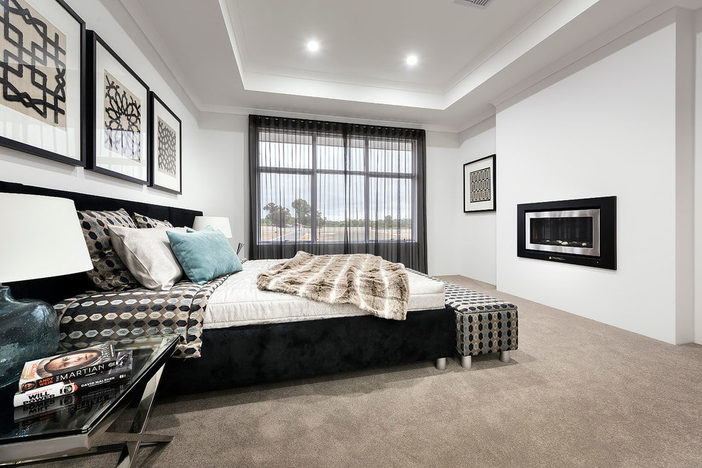 Modernt sovrum med genomskinlig svart tulle