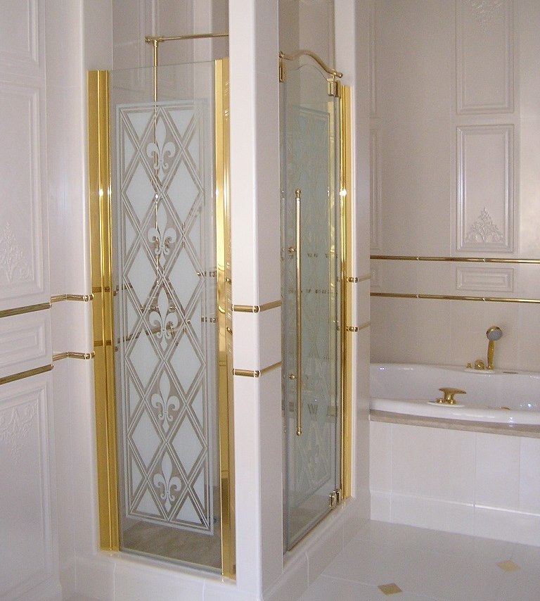 מסגרת מצופה זהב על דלתות הזכוכית במקלחת