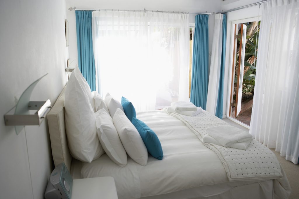 Witte tule in de slaapkamer van een woonhuis