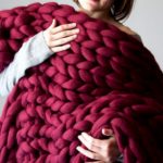 Warme deken van natuurlijke wol in bordeauxrode kleur