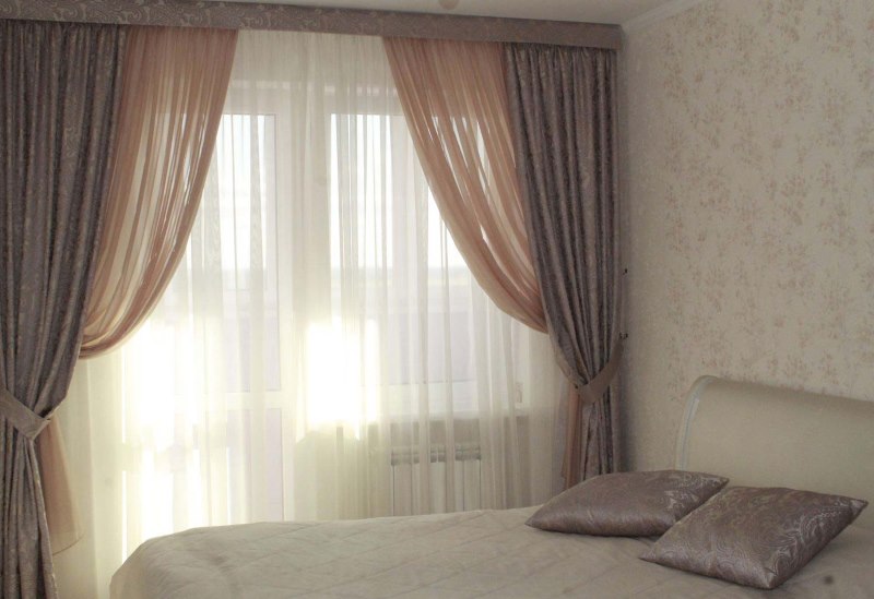 Kombinationen av tre gardiner i ett sovrums fönster