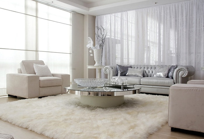 Interno soggiorno moderno con tulle bianco